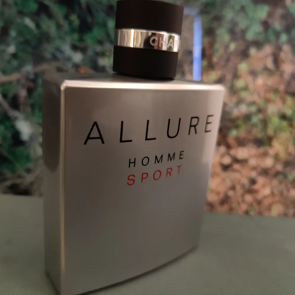 Elegant och energisk – Chanel Allure Homme Sport är en tidlös favorit med friska citrusnoter och mjuk vanilj och kryddighet. En ikonisk doft som funkar i alla lägen!   Säljer då jag behöver minska samlingen något. Knappt använd 148ml kvar.. Parfym.