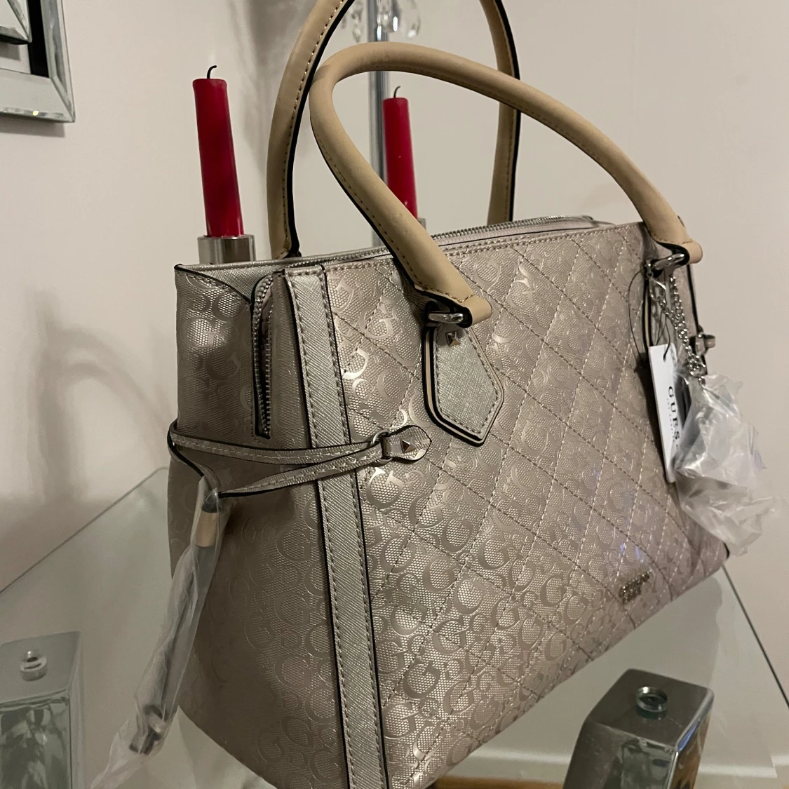 Beige handväska från Guess - 90