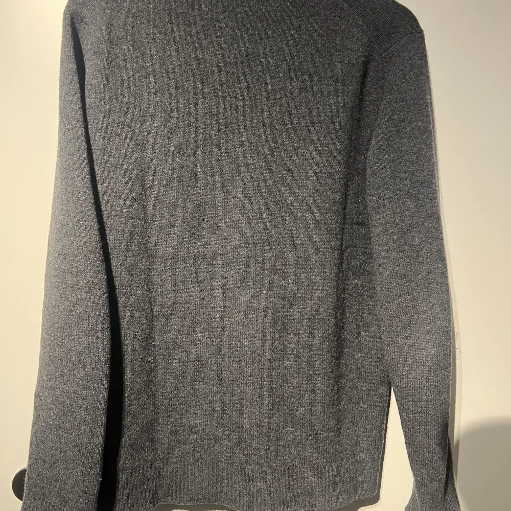 Säljer en stilren och bekväm grå stickad cashmere tröja från Massimo dutti. Perfekt för kyliga dagar med sin mjuka och varma känsla. Tröjan har långa ärmar och en klassisk rund halsringning. Passar både till vardags och lite finare tillfällen. 🧶. Tröjor & Koftor.