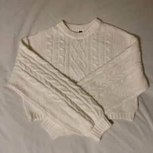 Vit stickad tröja - Jag säljer en croppad vid stickad tröja, i storlek S. Fint skick!