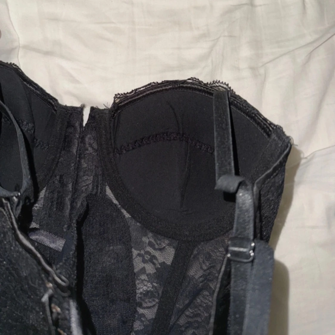 Svart spetskorsett med snörning - 91