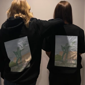Svart hoodie med tryck Poseidon  - Säljer en svart hoodie med tryck med Poseidon på. Den är 100% miljövänlig och säljs och tillverkas av ett UF företag. 🌸Mitt Göteborg 🌸 skriv om du är intresserad 