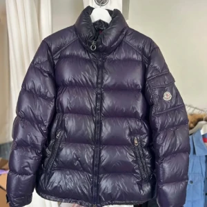 Moncler Lila Maya Storlek 4 - Size 4, luva finns inte. Utbytt spänne & lagad skada annars fluffig & fin! 