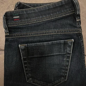 Lågmidjade vintage jeans från Diesel  - Lågmidjade vintage jeans från Diesel. Är i mycket bra skick, köpt på Vinted men tyvärr för stora på mig   , är i storlek  W:28 L:32, kan tänka mig byta mot något annat eller andra par jeans i storlek w:25