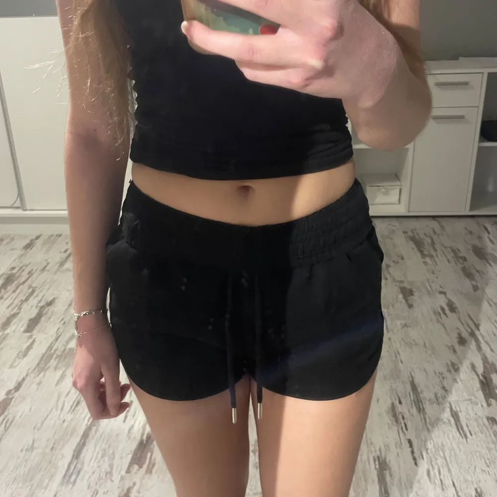 Svarta Mjukisshorts i storlek XS, har använt dom endast en gång och dom är i jättebra skick. Man kan göra dem både lågmidjade och högmidjade 💗. Shorts.