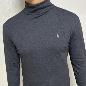 Ralph Lauren polotröja  - Säljer min gråa polotröja från Ralph Lauren i storlek S. Verkligen jättefin och i superskick men den är aningen för liten för mig. 
