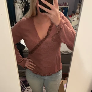 Rosa tröja med volangdetaljer - Säljer en superfin rosa tröja. Tröjan har en v-ringad design och långa ärmar, perfekt för både vardag och fest. Den är i bra skick och passar perfekt till jeans eller kjol. 💖Storleken är L men skulle mer sätta S eller M då den känns liten för att vara L, köparen står för frakten💖