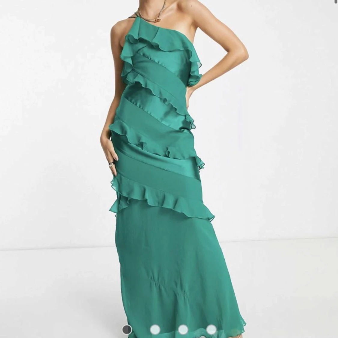 Grön långklänning med volanger - 90