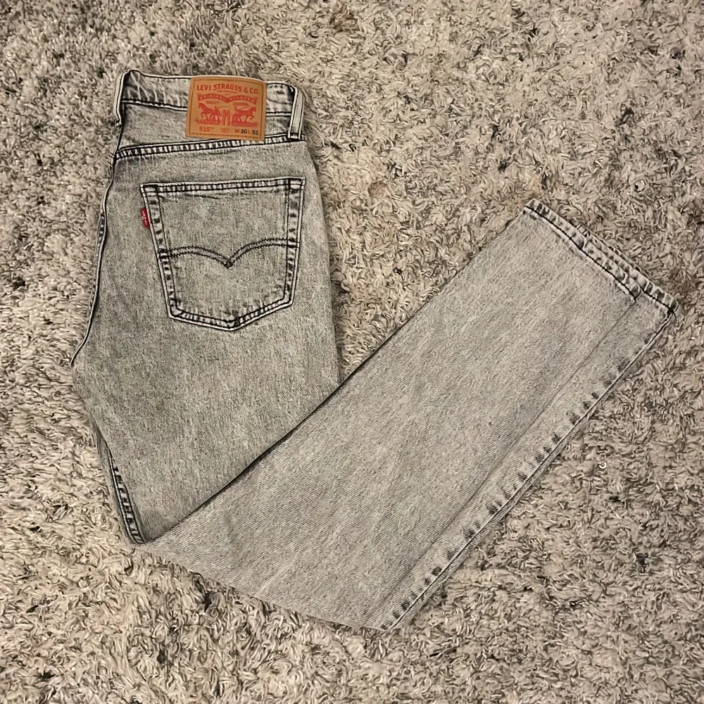 Säljer ett par snygga grå Levi's jeans i mycket bra skick. Aldrig använt helt nya i storlek W30 L32. Skriv vid intresse! . Jeans & Byxor.