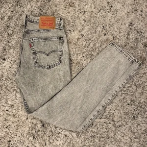 Grå jeans från Levi's - Säljer ett par snygga grå Levi's jeans i mycket bra skick. Aldrig använt helt nya i storlek W30 L32. Skriv vid intresse! 