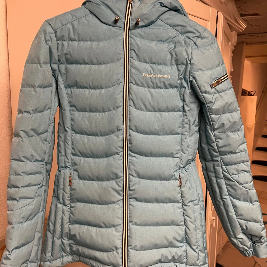 Ljusblå dunjacka från Peak Performance - 91