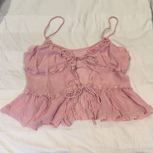 Rosa topp med volangdetaljer - Säljer denna rosa zara linne då jag inte använder den längre.
