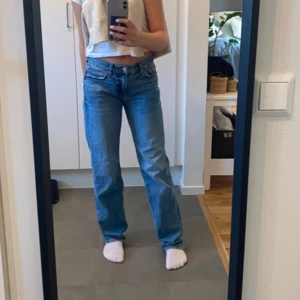 Blå jeans från Perfect Jeans - Säljer ett par blå jeans från Perfect Jeans i storlek 32. De har en klassisk straight passform och är i bra skick. Säljer då dom blivit för tajta för mig. (Första och sista bilden är hur dom satt när dom passade) är slitna på baksidan av benet men inget som syns mycket när man har som på sig. Jag är 161 lång