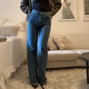 Blå jeans med hög midja - Säljer ett par snygga blå jeans med hög midja och straight fit. Perfekta för både vardag och fest! Passar till allt från sneakers till klackar. 🥰