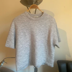 Grå stickad tröja från Gina  - Säljer en supermysig grå stickad tröja från Gina. Iprincip oandvänd!