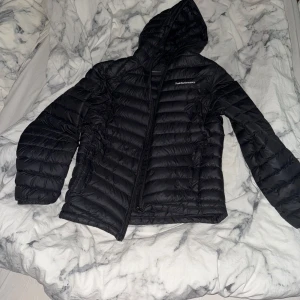 Svart dunjacka från Peak Performance - Säljer en svart dunjacka från Peak Performance i mycket bra skick. Jackan är perfekt för kalla vinterdagar, inga skador den är som ny nästan nypris 3200 kan gå ner i pris vid snabb affär storlek L passar M