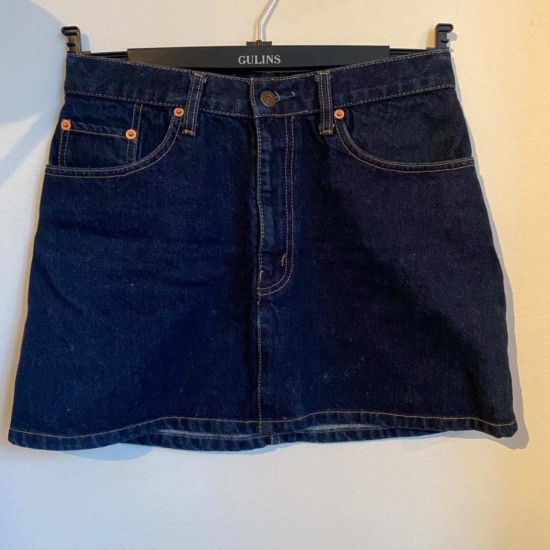 Mörkblå jeanskjol från Levi Strauss & Co.