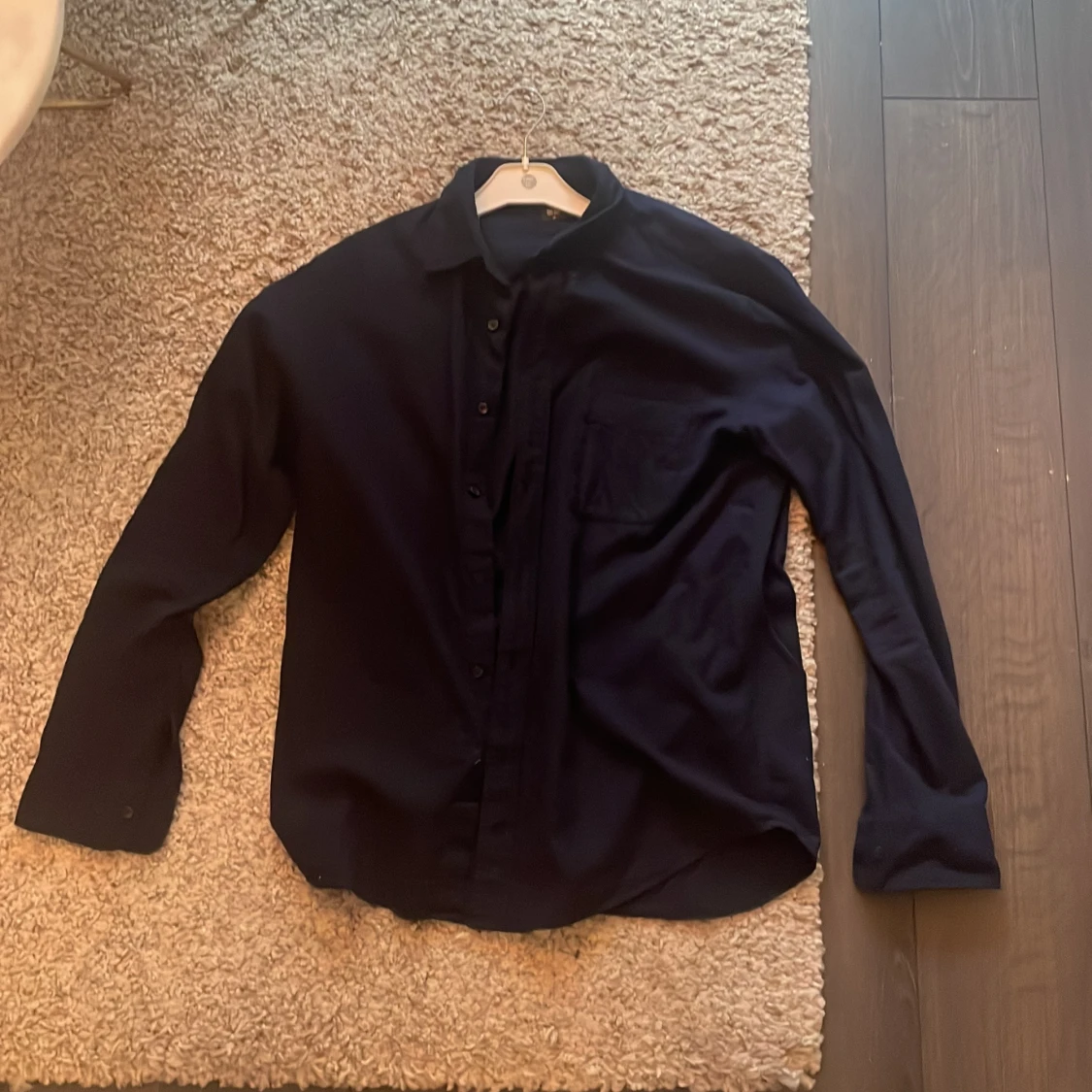 Mörkblå skjorta från Uniqlo - 90
