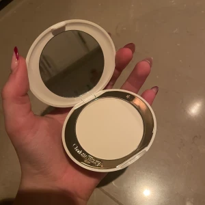 Charlotte tilbury powder - Brightening powder från Charlotte tilbury i nyskick, aldrig använd, inte ens testad. Kommer i original förpackningen❤️