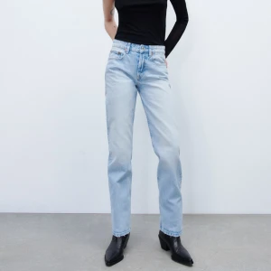 Midwaist zara jeans - Säljer de populära midwaist jeansen från zara som e slutsålda! Säljer pga att jag ej kan ha dem längre. Strecket längst ner är för att jag hade dom uppsydda förut och där var kanten☺️innerbenslängd ca 80 