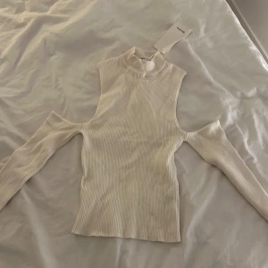Polo/ off- shoulder topp - Superfin topp från Bershka som aldrig är använd med prislapparna kvar.