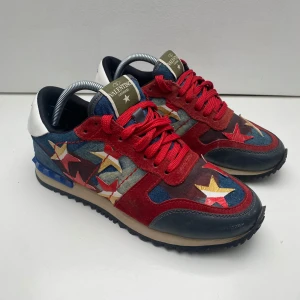 Valentino rockrunners  - Säljer nu dessa sjukt feta valentinos i denna unika cw de är storlek 41 men passar 42 skick 9/10 Pris 1599 
