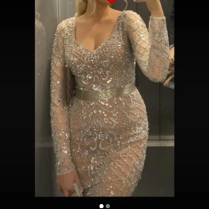 Aftonklänninf - Får tyvärr inte med hela klänningen på bild. Kontakta för fler frågor.  Är i god skick och har mycket kvar att ge. Har några stenar som fattas men absolut inget som är märkbart då det är längre ner i klänningen som de trillat av.   Nypris 7000kr 