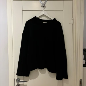 Svart stickad tröja från Gina Tricot - Säljer en svart stickad tröja från Gina Tricot i storlek S. Passar både större och mindre beroende på hur man vill att den ska sitta!  