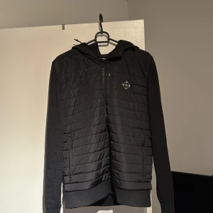 Svart jacka från J.Lindeberg - Säljer en snygg svart jacka från J.Lindeberg i storlek M. Jackan har en quiltad design med dragkedja och huva. Perfekt för höst och vår. Säljer den pga att den börjar bli för kort för mig! Hör bara av er om ni har några frågor, kan sänka pris vid snabb affär!