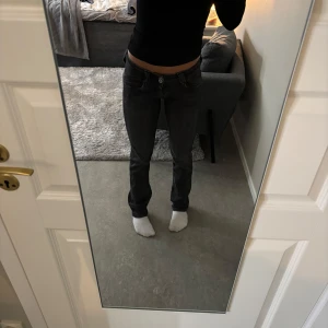 Svarta jeans från Pepe Jeans - Säljer ett par snygga svarta jeans från Pepe Jeans i bra skick. De har en låg midja och har en straight passform 🖤