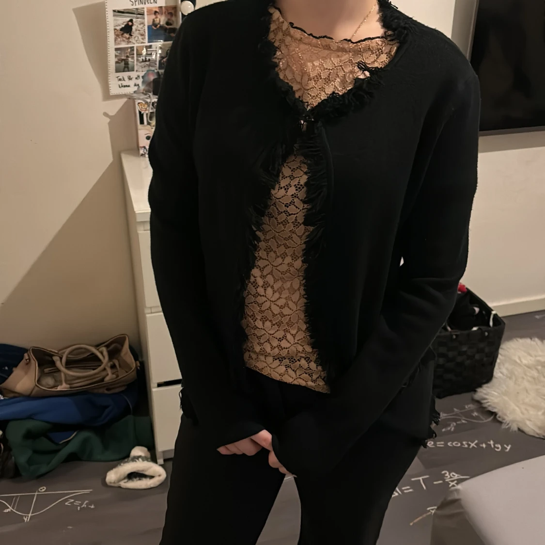 Svart kofta med spetsdetaljer