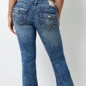 Lågmidjade true religion jeans bootcut - Säljer ett par snygga blå true religion jeans med broderade detaljer på bakfickorna. Dom e bootcut och verkligen skitsnygga, med feta fickor också <3 Originalpris: 3000kr, säljer för behöver pengar