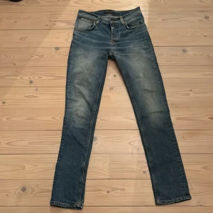 Nudie Jeans Grim Tim - Säljer dessa snygga jeansen pga att de är för små. W27 L32. Inga defekter, hör av er vid frågor! 