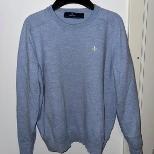 Morris ulltröja - Säljer nu en riktigt snygg 100% ull tröja från Morris! Storleken är XL men tvättats ner till XS, men det är inget man märker på kvaliteten och därav det billiga priset! Den passar dig som har storlek XS eller mindre, hör av dig vid minsta fundering!