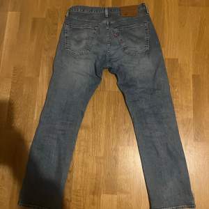 Säljer ett par snygga Levis 501, Då jag har växt ur dem. Dem är i ett bra skick,pris kan diskuteras 