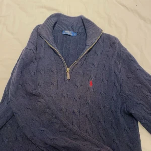 Mörkblå stickad tröja från Polo Ralph Lauren - Säljer en snygg mörkblå stickad tröja från Polo Ralph Lauren. Perfekt för kyliga dagar. Passar både till vardags och lite finare tillfällen. Använt sparsamt skick är typ 8/10 skulle jag säga. Priset kan diskuteras vid snabb affär 
