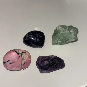 Kristall stenar  - Säljer 4 stycken väldigt fina kristaller då jag inte har någon stans att ha dem. 