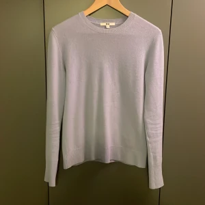 Kashmir tröja ifrånUniqlo - Säljer nu min Kashmir tröja från Uniqlo perfekt till kallar väder. Skicka helt ny i storlek S pris 300kr ny pris 1100kr priset är inte skrivit i Sten. Hör av er för flera frågor 