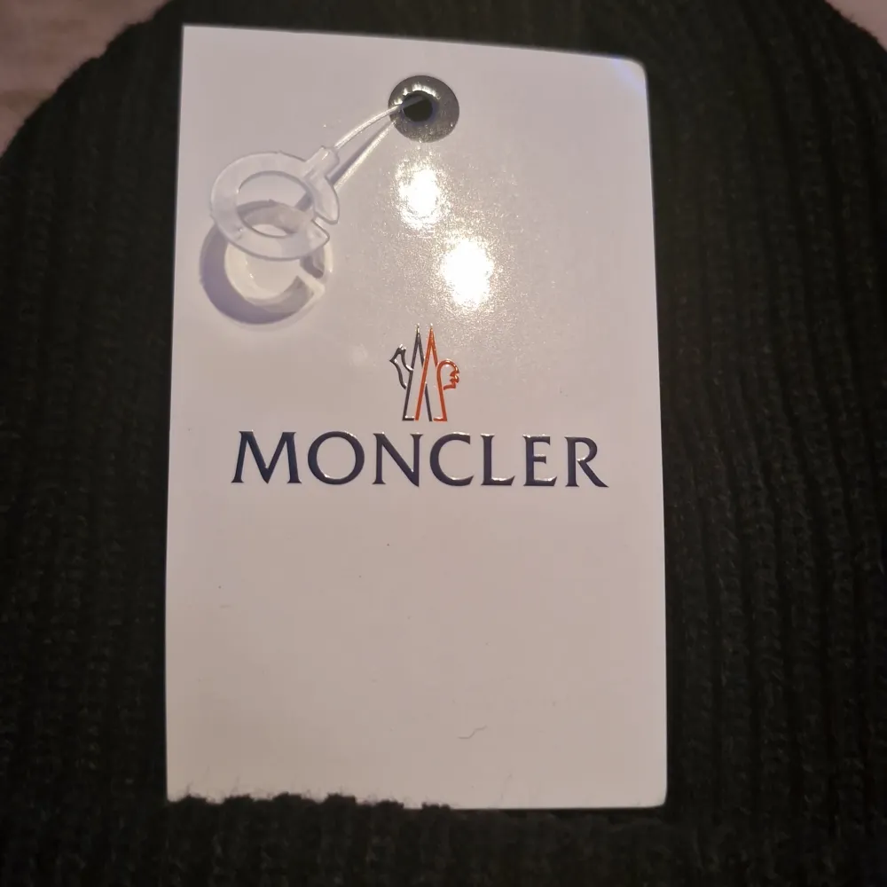 Säljer denna moncler mössa eftersom jag aldrig använt den. Priset kan diskuteras. Accessoarer.