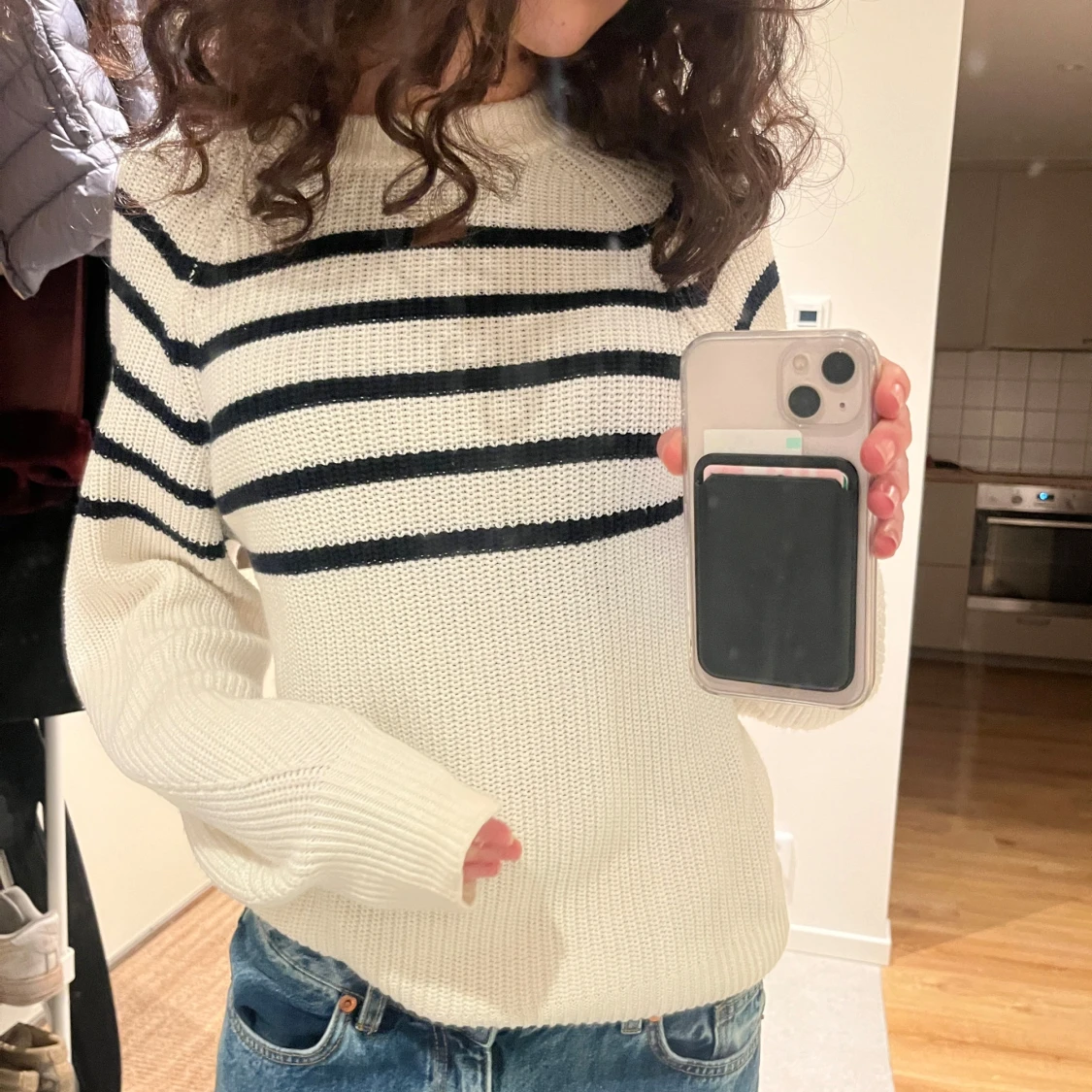 Vit och blå randig stickad tröja