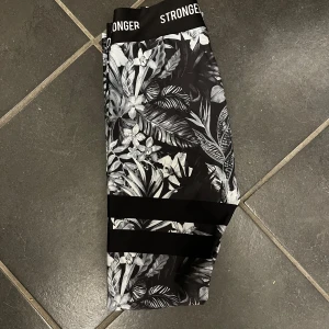 Träningsbyxor stronger - Snygga träningsbyxor från Stronger i storlek XS. 