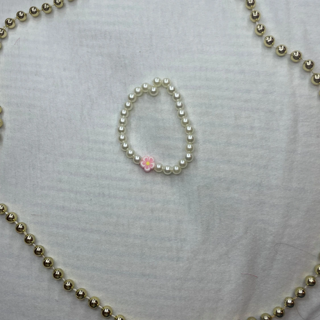 Pärlarmband med rosa blomdetalj - 90