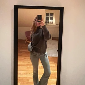 Mörkgrå stickad tröja - Säljer en supermysig mörkgrå stickad tröja som är perfekt för kyliga dagar. Den har en normal passform och långa ärmar, vilket gör den idealisk för både höst och vinter. Tröjan är i mycket bra skick och passar perfekt till jeans. 