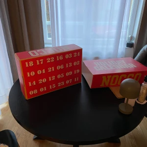 Nocco Holiday Calendar - Säljer en Nocco Holiday Calendar. Innehåller 24 luckor med olika överraskningar. En rolig och energifylld adventskalender. Budgivning, skriver 700 men lägg ett prisförslag.        Snabb affär = bättre pris!