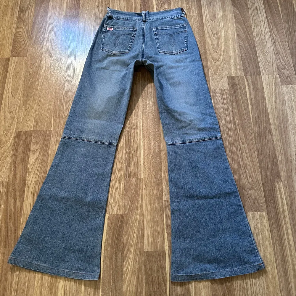 Snygga blå bootcut jeans i mycket bra skick! Storlek 28 står det på lappen men jag uppskattar dem till 36. Midjan är ca 70cm runt om men de är stretchiga så skulle säga att de passar 80cm också. Innerbenslängden är ca 79cm. Jag är 169cm och brukar ha storlek 36/38 för referens. Skriv vid fler funderingar och använd gärna köp nu!🤩. Jeans & Byxor.