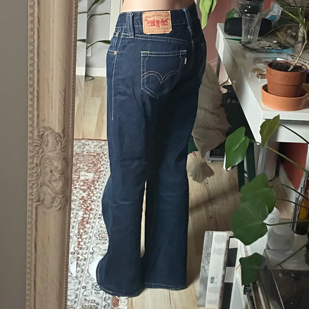 Säljer ett par snygga vintage mörkblå jeans från Levi's. Lågmidjade och flare/bootcut 😻. Jag är 175cm. Midja: 40cm Innerben: 79cm uppskattar storleken till en S. Skriv privat för frågor och mer bilder! 💋. Jeans & Byxor.