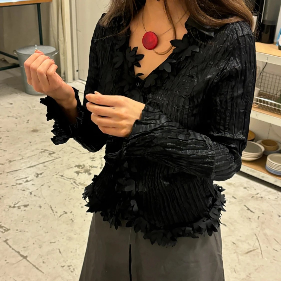 Svart blus med blommiga detaljer