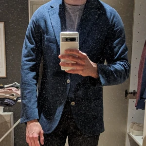 Kavaj från Boggi Milano stl 50 - Säljer denna Kavaj från Boggi Milano stl 50 i mycket fint skick. Modell på bilden är 183 cm och 77kg. Nypris 4500kr.