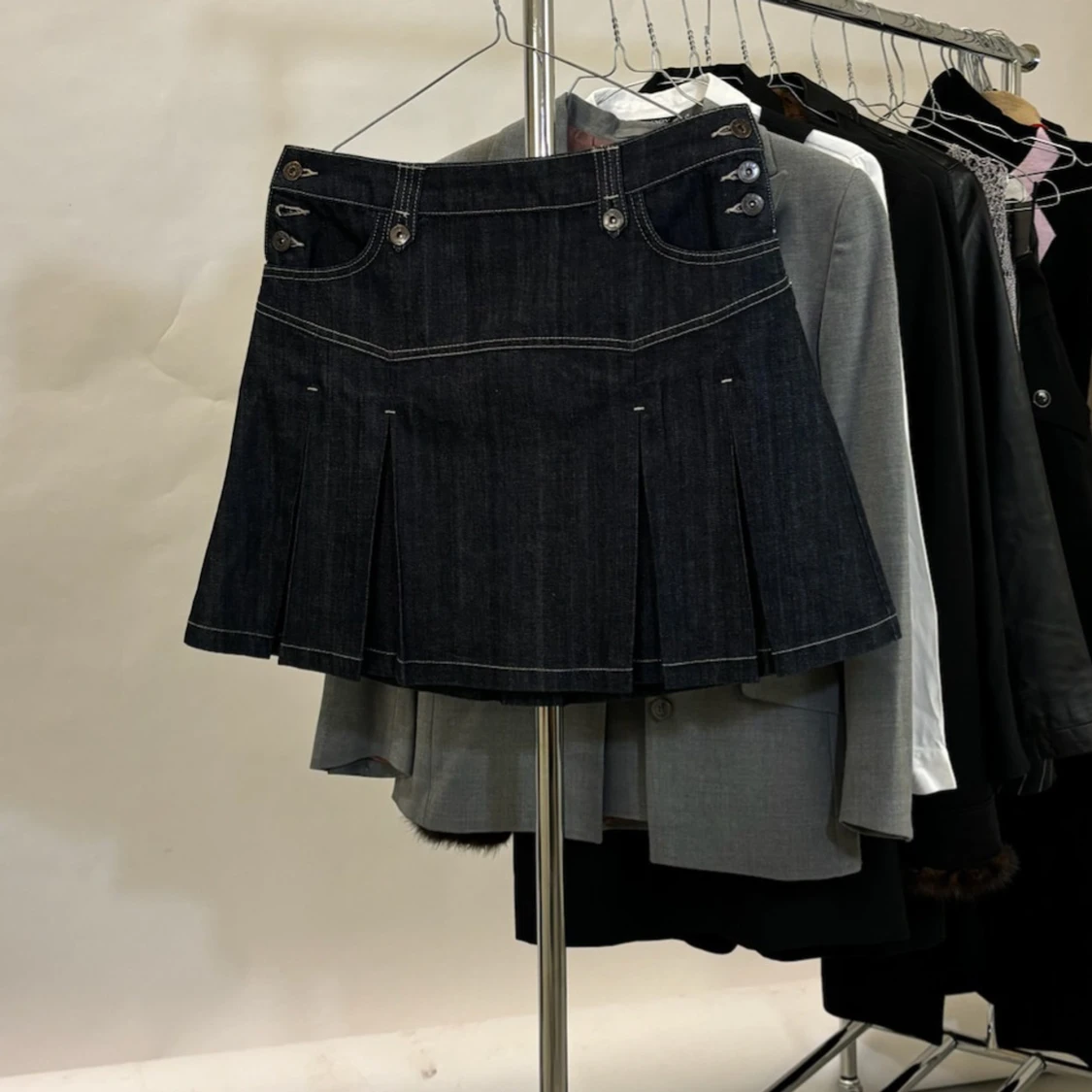 Svart jeanskjol med veck - 92