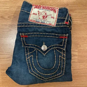 True Religion Jeans Ricky Super T - !skicka bud för snabb affär! Tvärfeta true religion jeans, Ricky super t model. Storlek 33 i super bra skick utan hål eller märken. Skriv om ni undrar någonting 📲💯